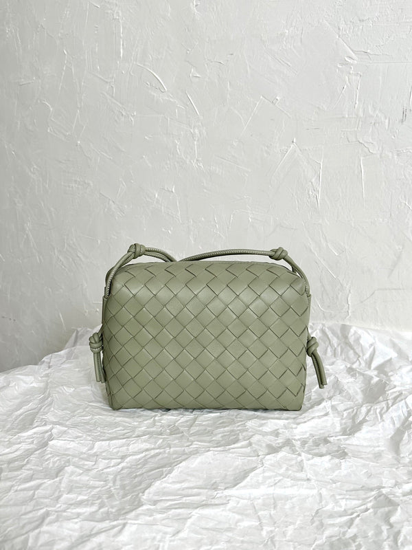 BV LOOP SMALL 23CM PELLE DI VITELLO CACHI 