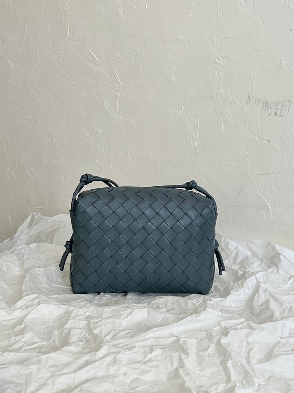 BV LOOP SMALL 23CM PELLE DI VITELLO GRIGIA 