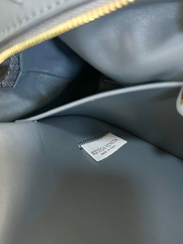 BV LOOP SMALL 23CM PELLE DI VITELLO GRIGIA 