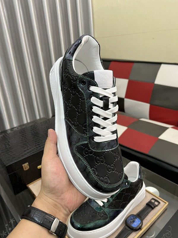 SNEAKER GG IN PELLE DI VACCHETTA CON MOTIVO IN RILIEVO