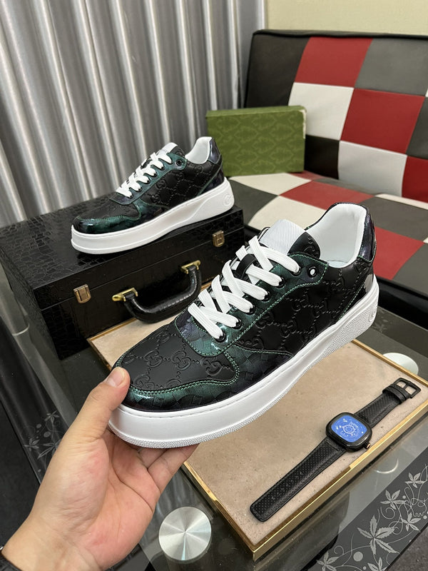 SNEAKER GG IN PELLE DI VACCHETTA CON MOTIVO IN RILIEVO