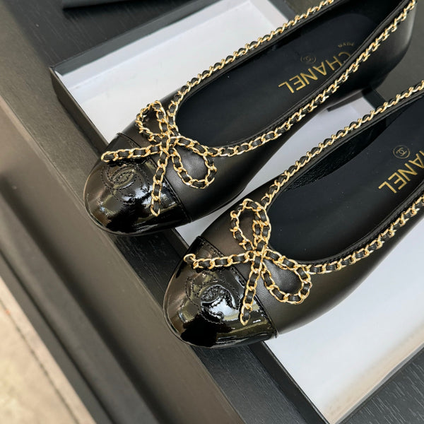 CC 25B ballerina in pelle di vitello verniciata nera con catena