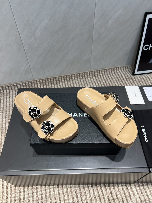 CC 25SS Flower Buckle Platform Beach Slides in Beige Cowhide