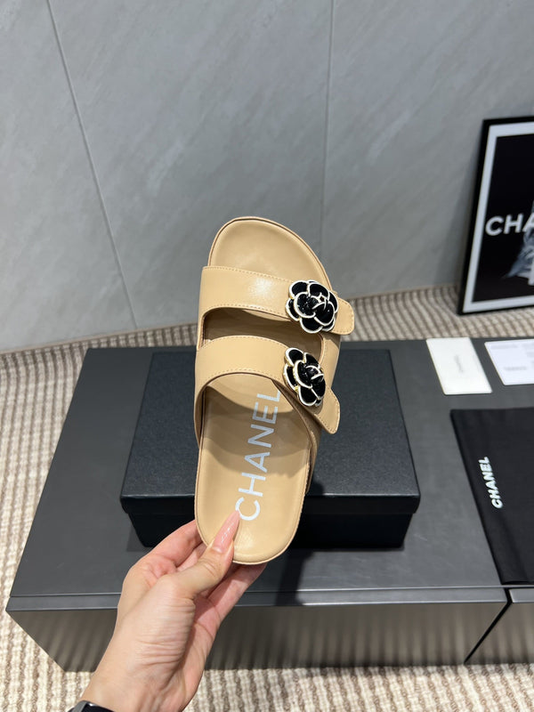 CC 25SS Flower Buckle Platform Beach Slides in Beige Cowhide