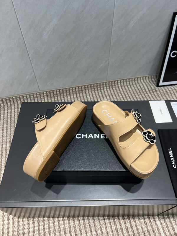 CC 25SS Flower Buckle Platform Beach Slides in Beige Cowhide