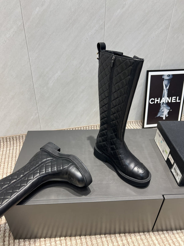 CC 25S Round Toe Mid-Heel Zippered High Boots in Black Cowhide and Embroidered Latticework 442493