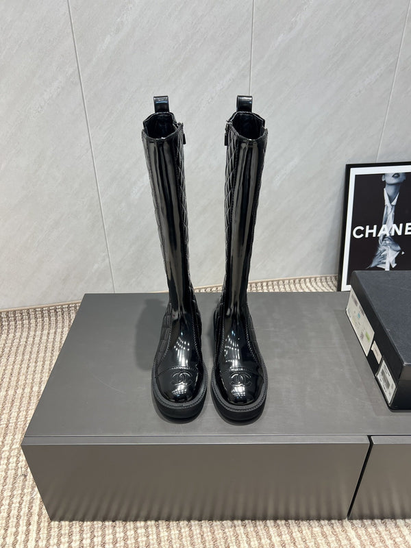 CC 25S Round Toe Mid-Heel Zippered High Boots in Black Glossy Cowhide and Embroidered Latticework 442492