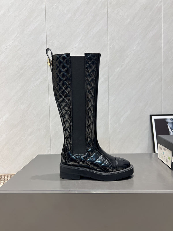 CC 25S Round Toe Mid-Heel Zippered High Boots in Black Glossy Cowhide and Embroidered Latticework 442492