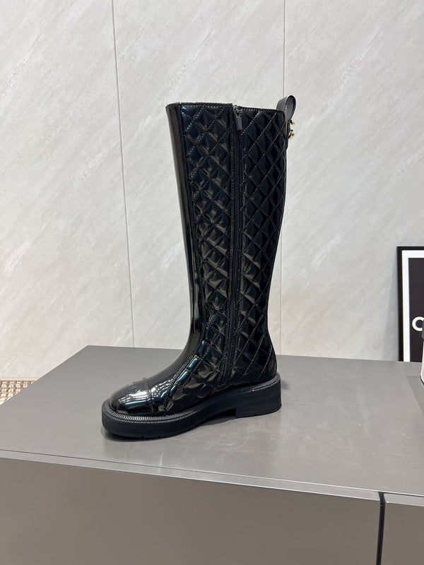 CC 25S Round Toe Mid-Heel Zippered High Boots in Black Glossy Cowhide and Embroidered Latticework 442492