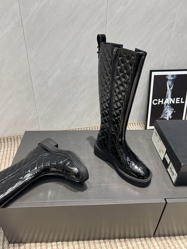 CC 25S Round Toe Mid-Heel Zippered High Boots in Black Glossy Cowhide and Embroidered Latticework 442492