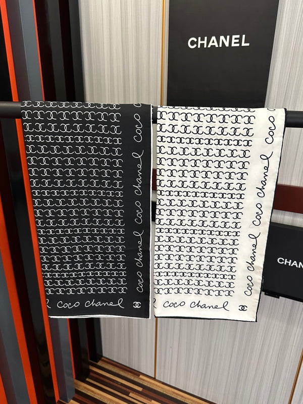 Sciarpa quadrata in seta nera con doppia C da 90 cm CC 828789