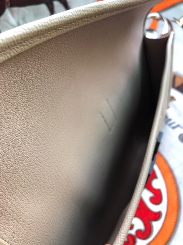 HM Jige 29 Almond White Epsom 229078