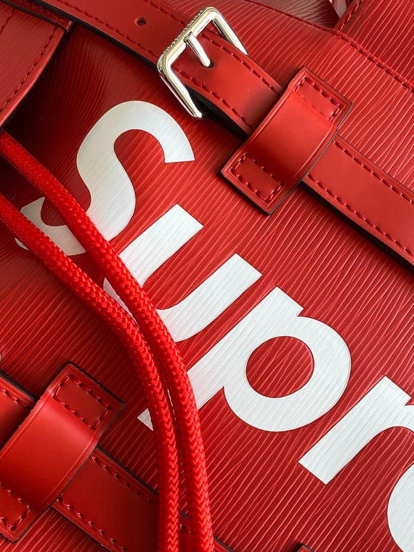 ZAINO PICCOLO LV x SUPREME CHRISTOPHER 47 IN PELLE DI VITELLO EPI ROSSA