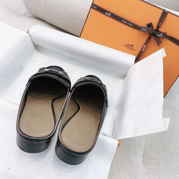 HM Buckle Tassel Mule Pelle di capra nera 348025