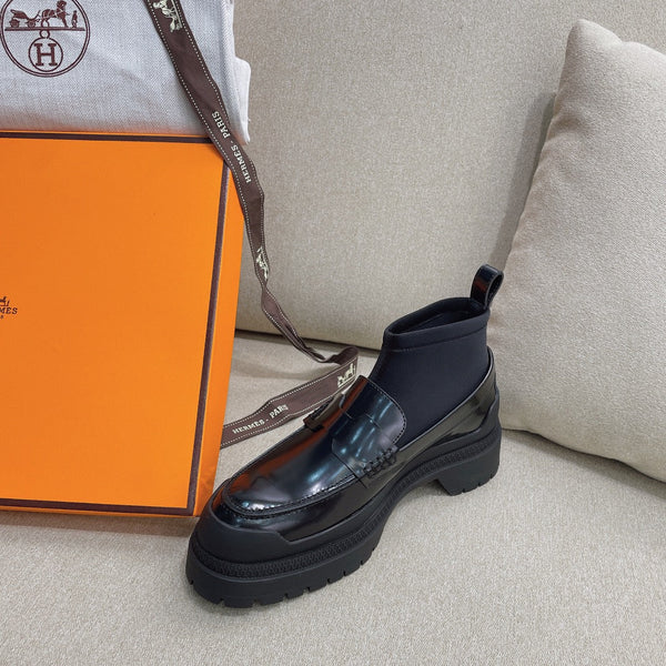 Stivaletto HM in pelle di vacchetta nera 348002