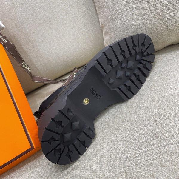 Stivaletto HM in pelle di vacchetta nera 348002