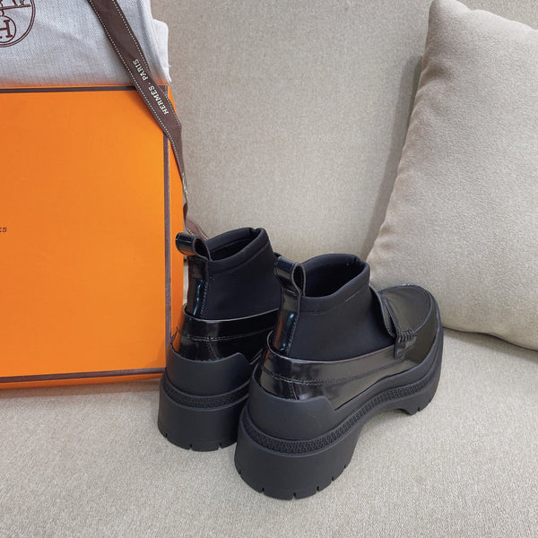 Stivaletto HM in pelle di vacchetta nera 348002