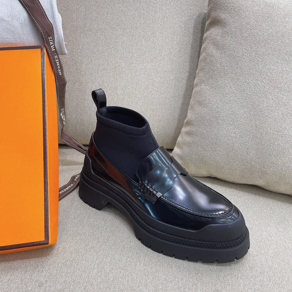 Stivaletto HM in pelle di vacchetta nera 348002