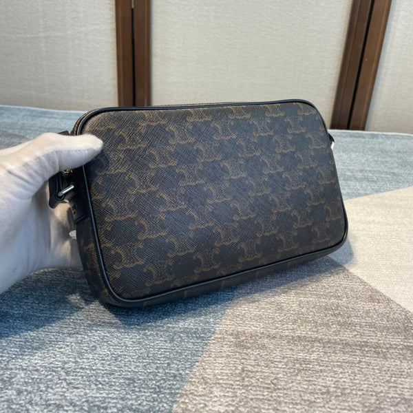 MEDIUM MESSENGER BAG 23 IN BLACK TRIOMPHE CANVAS