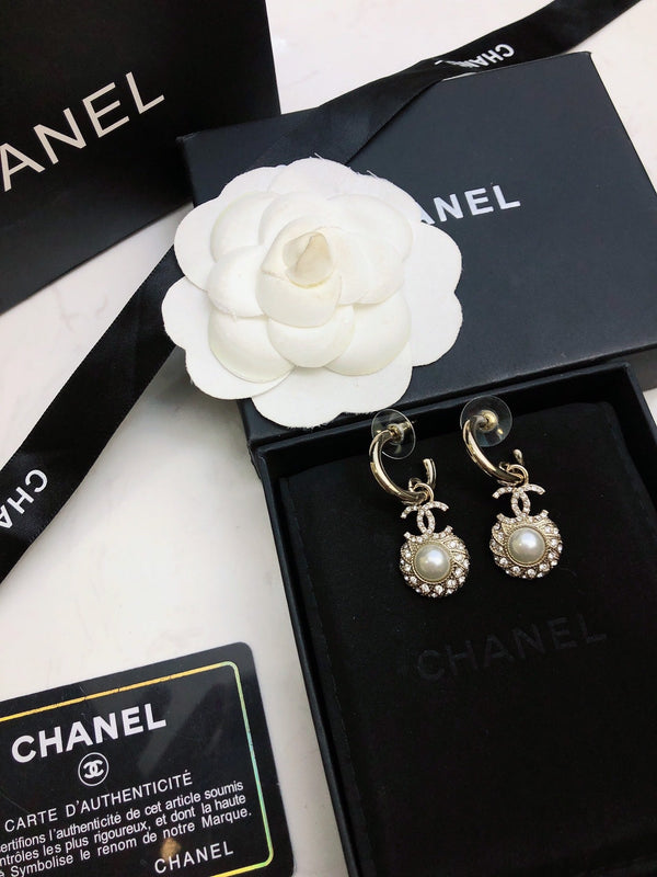 HOOP EARRINGS IN GOLD METAL WHITE PEARL CRYSTAL LOGO