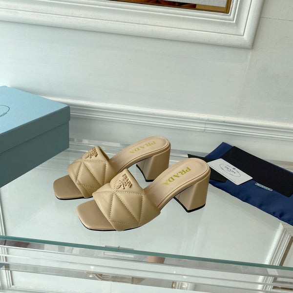 Sandalo con tacco Pra 65 suola quadrata in pelle beige trapuntata