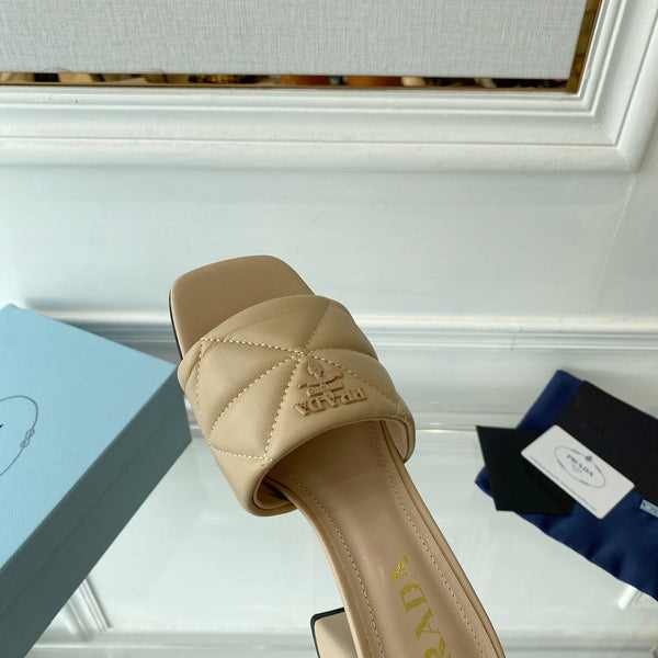 Sandalo con tacco Pra 65 suola quadrata in pelle beige trapuntata