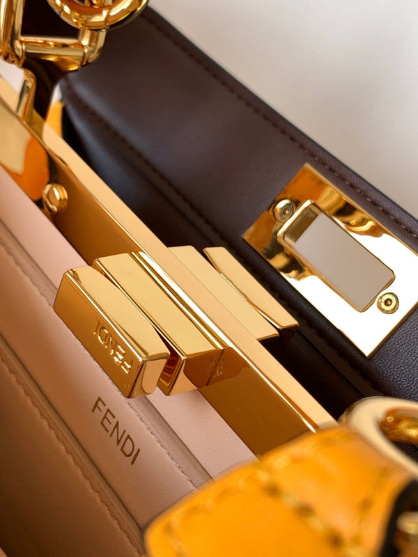 Borsa Peekaboo ISeeU Small da 27 cm in pelle di agnello gialla con finiture dorate 