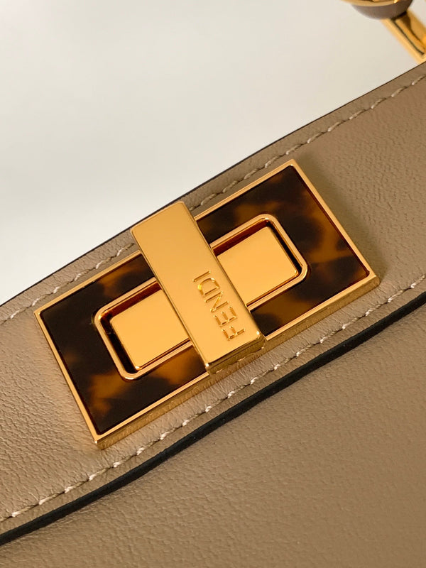 Borsa Peekaboo ISeeU Small da 27 cm in pelle di agnello marrone chiaro, finiture dorate 