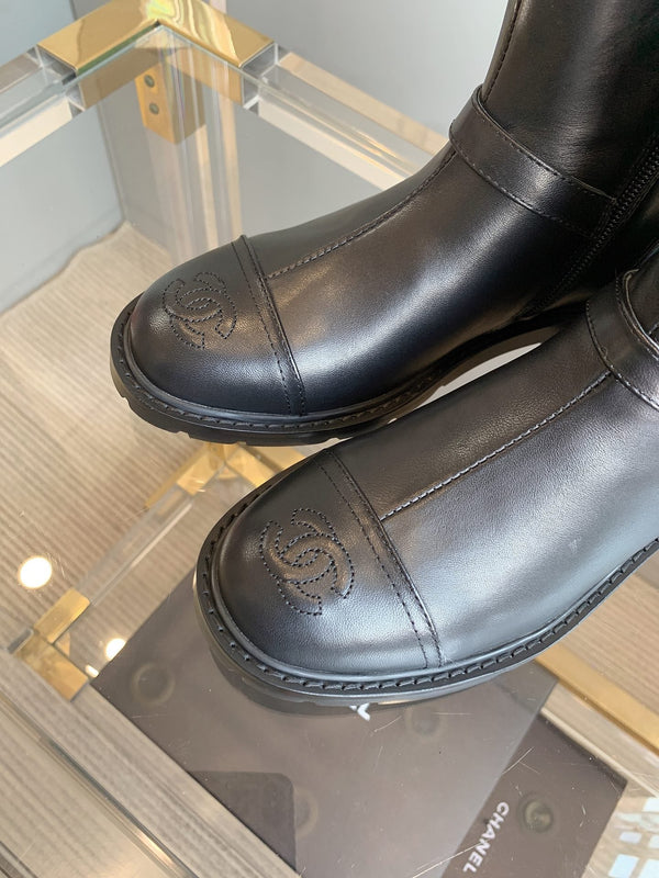 CC Front-Strap Ankle Boots 35mm Black Sheeepskin 464551