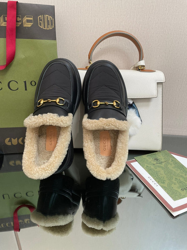 MOCASSINO GG IN PELLE DI VITELLO NERA CON FODERA IN LANA BEIGE