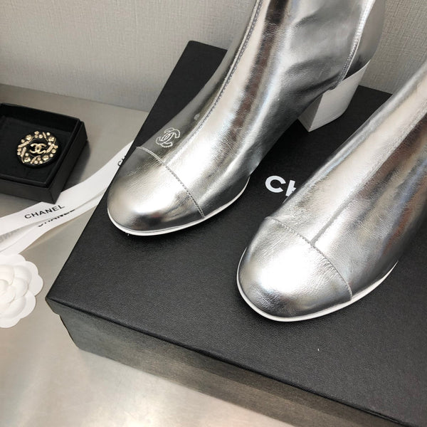 BLOCK HEEL ANKLE BOOTS IN SILVER CALFSKIN