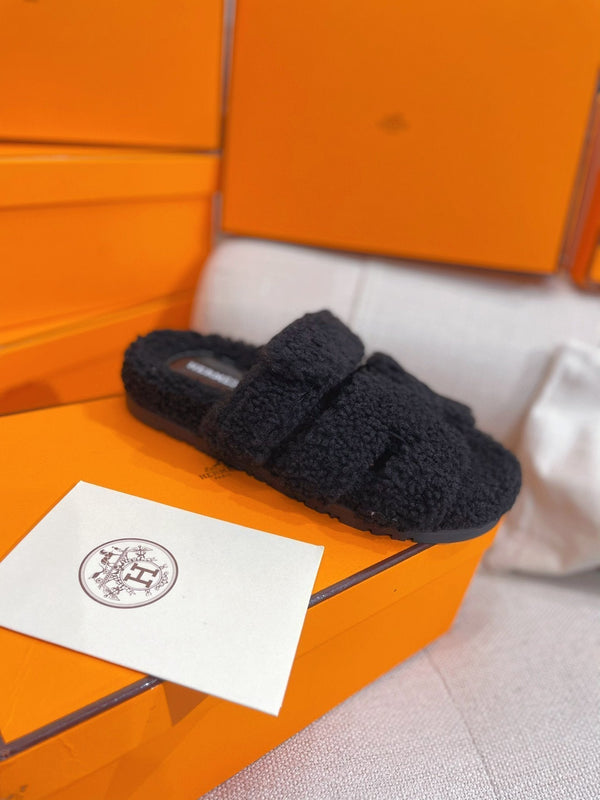 chypre sandal black lamb wool