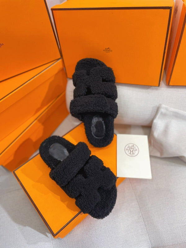 chypre sandal black lamb wool