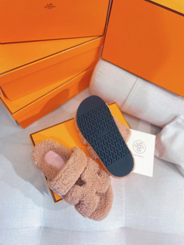 chypre sandal light pink lamb wool