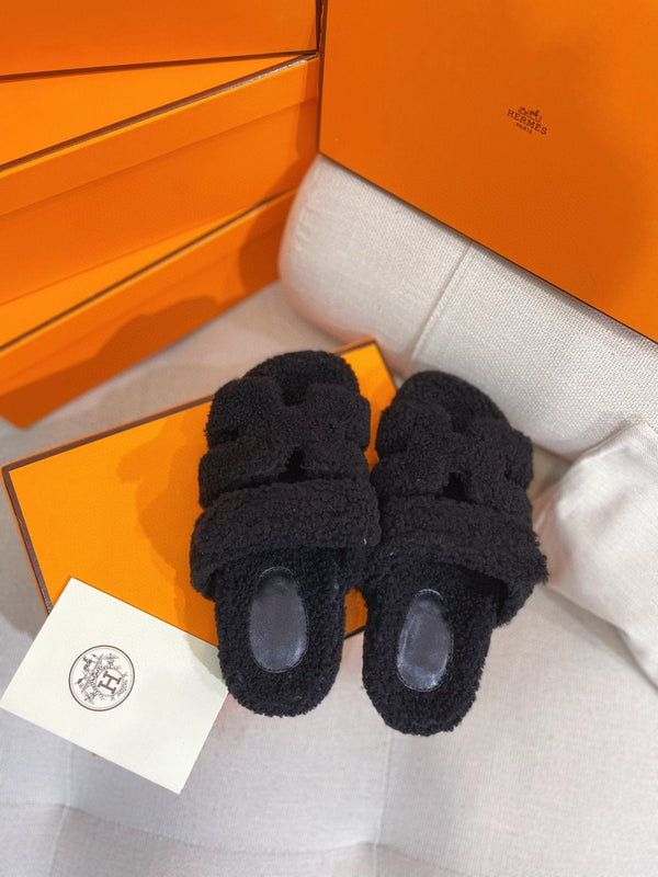 chypre sandal black lamb wool
