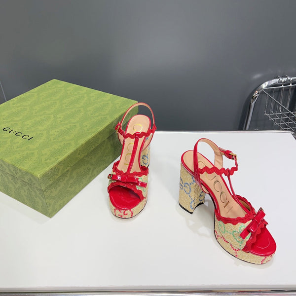 Sandalo con plateau GG nero e tacco 105 in pelle di vitello rossa e rafia beige