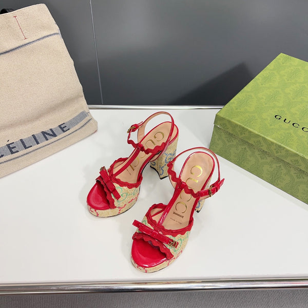 Sandalo con plateau GG nero e tacco 105 in pelle di vitello rossa e rafia beige