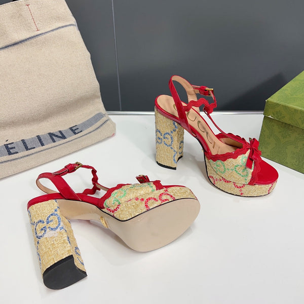 Sandalo con plateau GG nero e tacco 105 in pelle di vitello rossa e rafia beige