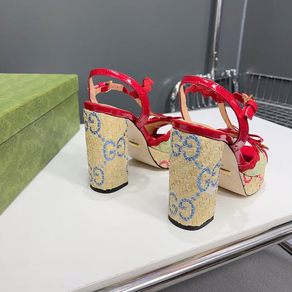 Sandalo con plateau GG nero e tacco 105 in pelle di vitello rossa e rafia beige