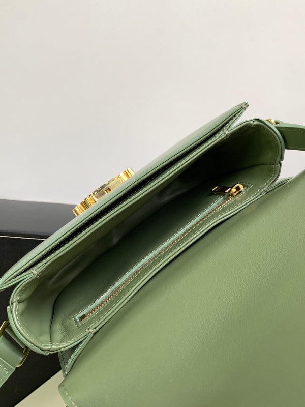 borsa a tracolla in pelle di vitello verde kaki modello Triumph 18.5 per adolescenti