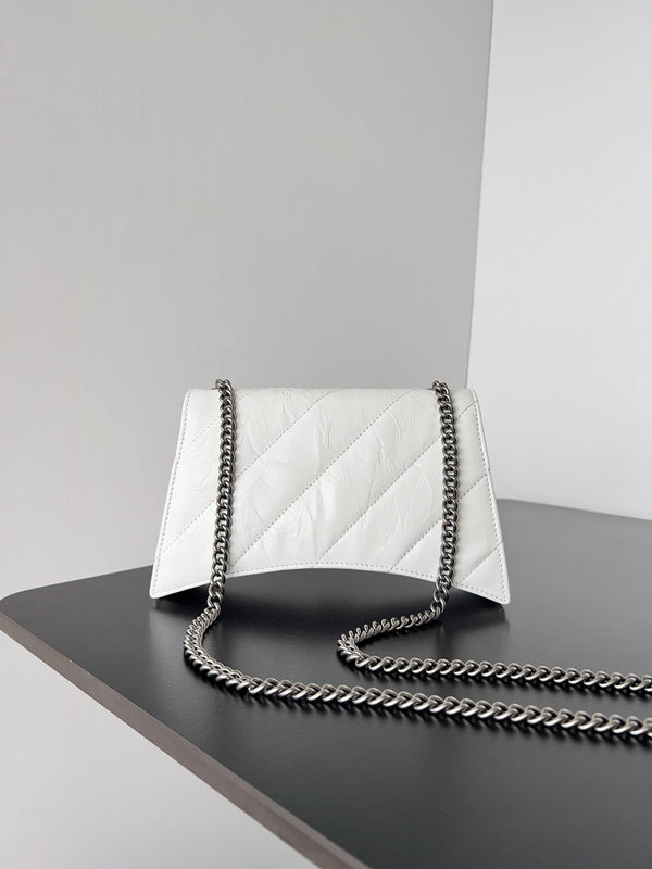 CRUSH CHAINED BAG 22 IN WHITE QUILTED CRUSHED CALFSKIN SILVER HARDWARE