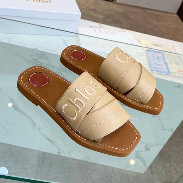 CHLOÉ WOODY MULE IN TUSCAN BEIGE LAMBSKIN WITH EMBROIDERED LOGO