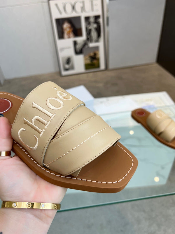 CHLOÉ WOODY MULE IN TUSCAN BEIGE LAMBSKIN WITH EMBROIDERED LOGO