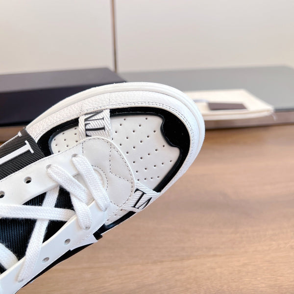 SNEAKER BASSA VL7N IN PELLE DI VITELLO BIANCA E TESSUTO NERO CON FASCE