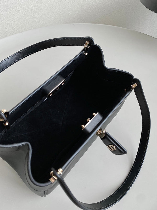MEDIUM 22 KEY HANDBAG IN BLACK CALFSKIN