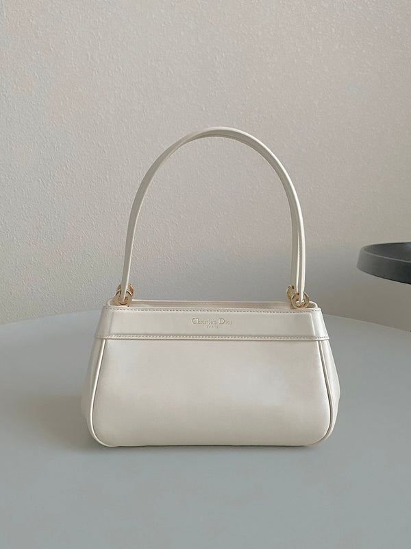 MEDIUM 22 KEY HANDBAG IN WHITE CALFSKIN