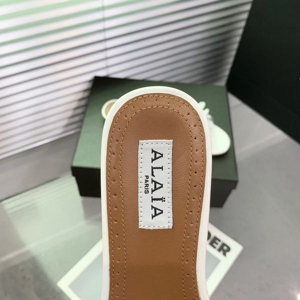 Ciabatte Alaia 25 Flower in pelle di pecora bianca 293161