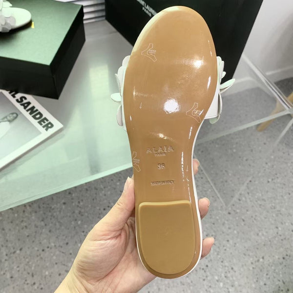 Ciabatte Alaia 25 Flower in pelle di pecora bianca 293161