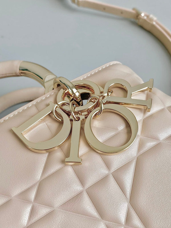 LADY 25 HANDBAG IN BEIGE CALFSKIN