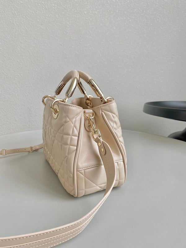 LADY 25 HANDBAG IN BEIGE CALFSKIN
